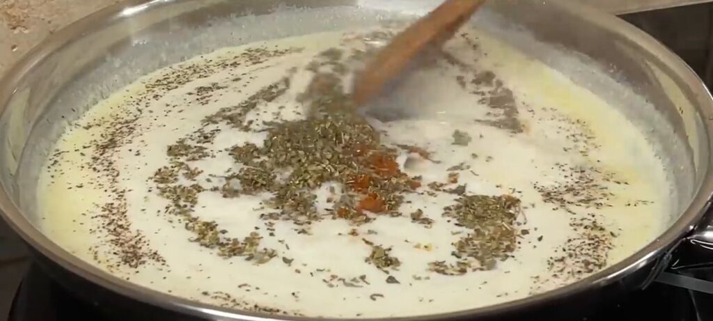 Lahodné špagety v jemné smetanovo-sýrové omáčce - Jednoduchý oběd nebo večeře!