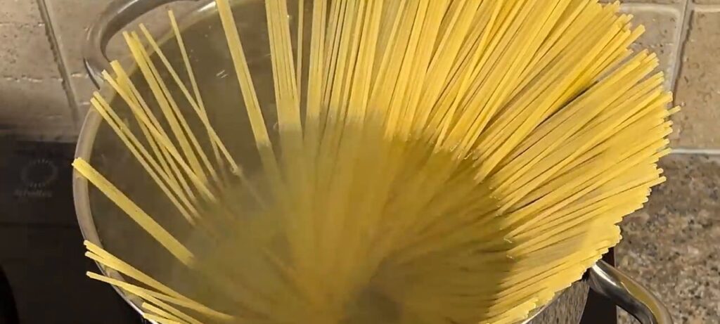 Lahodné špagety v jemné smetanovo-sýrové omáčce - Jednoduchý oběd nebo večeře!