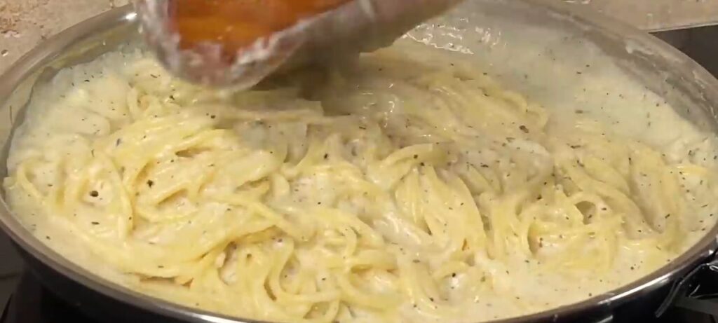 Lahodné špagety v jemné smetanovo-sýrové omáčce - Jednoduchý oběd nebo večeře!