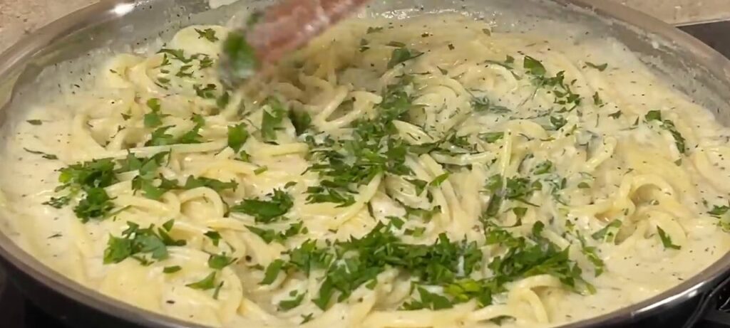 Lahodné špagety v jemné smetanovo-sýrové omáčce - Jednoduchý oběd nebo večeře!