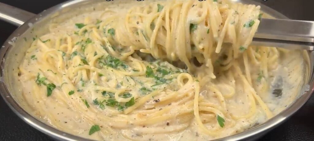 Lahodné špagety v jemné smetanovo-sýrové omáčce - Jednoduchý oběd nebo večeře!