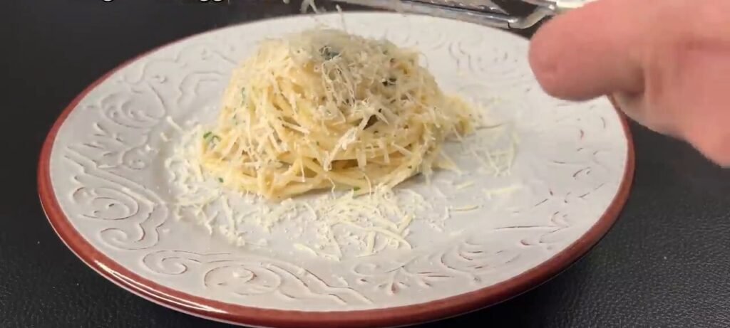 Lahodné špagety v jemné smetanovo-sýrové omáčce - Jednoduchý oběd nebo večeře!