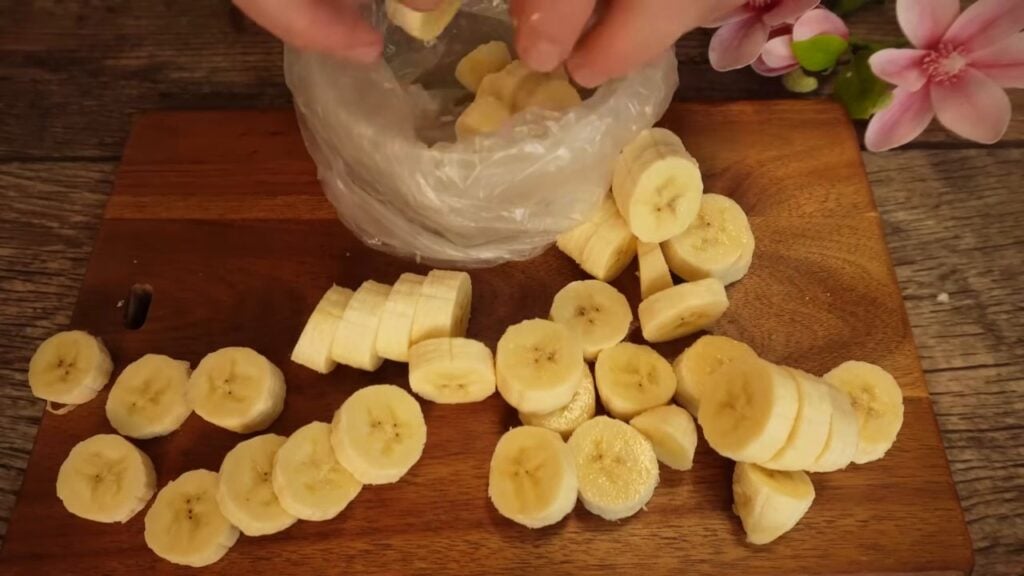 Tříbarevná mražená pochoutka s příchutí banánu, jahod, kakaa a medu - Děti ji milují!