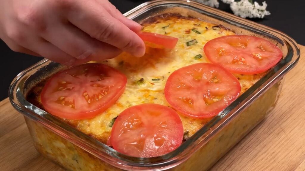 Zapečené strouhané brambory se zeleninou ve vaječné směsi s rajčaty a mozzarellou - Snadná večeře!