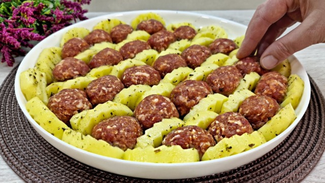 Zapečené kuličky z mletého masa s brambory podávané s čerstvým salátem