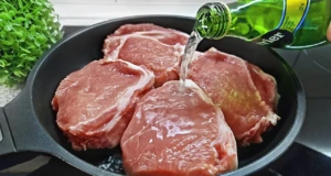 Smažené vepřové na cibulce s minerálkou, zeleninovým salátem a smetanovým dresinkem – Snadná večeře! Smažené vepřové na cibulce s minerálkou, zeleninovým salátem a smetanovým dresinkem – Snadná večeře!