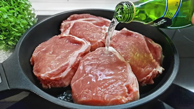 Smažené vepřové na cibulce s minerálkou, zeleninovým salátem a smetanovým dresinkem – Snadná večeře! Smažené vepřové na cibulce s minerálkou, zeleninovým salátem a smetanovým dresinkem – Snadná večeře!