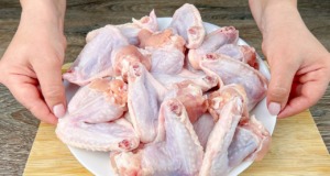 Exkluzivní pečená kuřecí křidélka s křupavými bramborami s cibulí a zeleninovým bohatstvím Exkluzivní pečená kuřecí křídla podávaná s křupavými bramborami s cibulí a zeleninovým bohatstvím