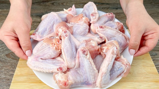 Exkluzivní pečená kuřecí křídla podávaná s křupavými bramborami s cibulí a zeleninovým bohatstvím