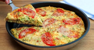 Zdravá domácí cuketová pizza se zeleninou, bílým jogurtem a sýrem podávaná jemným dresinkem Zdravá domácí cuketová pizza se zeleninou, bílým jogurtem a sýrem podávaná jemným dresinkem