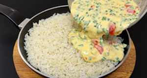 Smažený rýžový koláč s vaječno-zeleninovou směsí se zakysanou smetanou – netradiční recept Smažený rýžový koláč s vaječno-zeleninovou směsí se zakysanou smetanou - Slaná lahůdka!