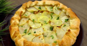 Jednoduchý recept na slaný bramborový koláč s houbami