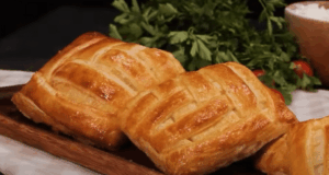 Nevíte co s listovým těstem – Recept na domácí taštičky plněné sýrem a šunkou!