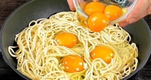 Smažené špagety s vejcem, slaninou, parmazánem a paprikou ve tvaru koláče – Netradiční lahůdka! Smažené špagety s vejcem, slaninou, parmazánem a paprikou ve tvaru koláče podávané se zeleninovým salátem