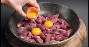 Zapečená kuřecí játra se smaženou zeleninou, vejcem a sýrem ve tvaru pizzy – Chutná večeře na stole! Zapečená kuřecí játra se smaženou zeleninou, vejcem a sýrem ve tvaru pizzy - Chutná večeře na stole!
