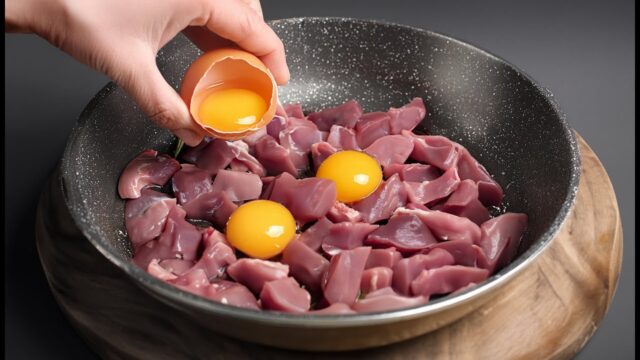 Zapečená kuřecí játra se smaženou zeleninou, vejcem a sýrem ve tvaru pizzy - Chutná večeře na stole! Zapečená kuřecí játra se smaženou zeleninou, vejcem a sýrem ve tvaru pizzy - Chutná večeře na stole!