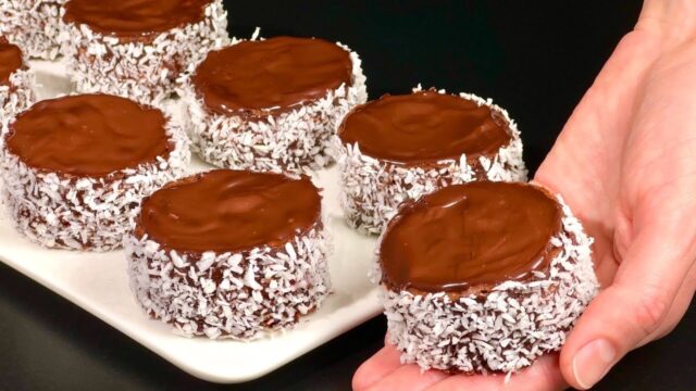 Kakaové koláčky obalené v kokosové přikrývce plněné mléčným krémem a čokoládou - Mňamka v ústech!