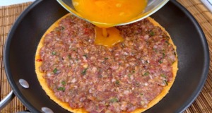 Křupavá tortilla ve tvaru pizzy s mletým masem, sýrem, rajčaty a mozzarellou Křupavá tortilla ve tvaru pizzy s mletým masem, sýrem, rajčaty a mozzarellou - rychlá večeře na stole!