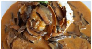 Vepřové plátky na hříbkách ve smetanové omáčce: Klasika české kuchyně