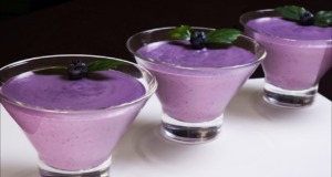 Sladké borůvkové opojení se smetanovým mascarpone krémem v okrasných sklenicích Sladké borůvkové opojení se smetanovým mascarpone krémem v okrasných sklenicích - Delikatesa pro všechny!