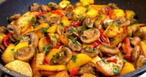 Smažené žampiony s červenou paprikou, křupavými bramborami a petrželkou – Rychlá a chutná večeře! Smažené žampiony s červenou paprikou, křupavými bramborami a petrželkou - Rychlá a chutná večeře!