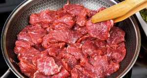 Gurmánské hovězí kousky se zeleninou v jemné chilli omáčce Gurmánské hovězí kousky se zeleninou v jemné chilli omáčce - Lahodná pochoutka na stole!