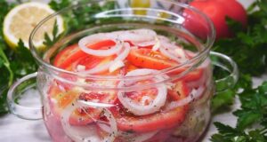 Rajčatový salát s cibulí a domácí zálivkou: Když jsou doma rajčata, dávám ho i k řízkům