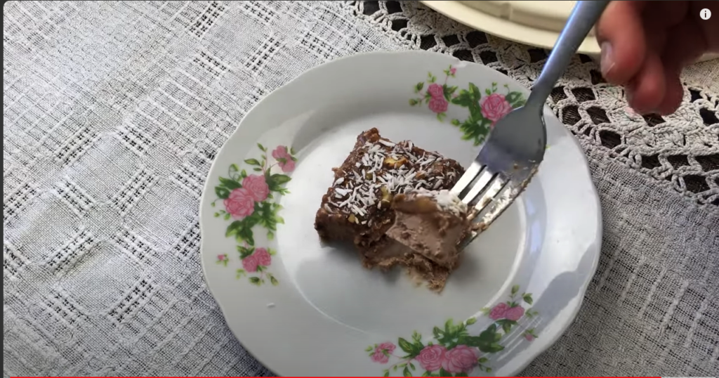 Jednoduchý čokoládovo-tvarohový dort s oříšky, pistáciemi a strouhaným kokosem