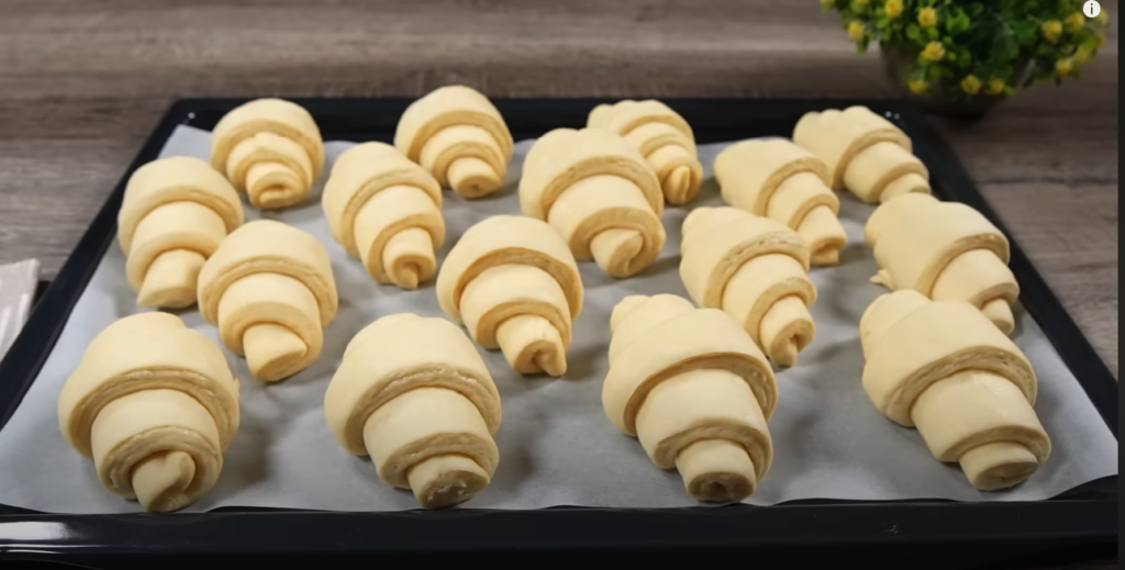 Křehké domácí máslové croissanty z vláčného těsta - Děti je milují!