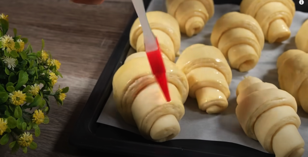 Křehké domácí máslové croissanty z vláčného těsta - Děti je milují!