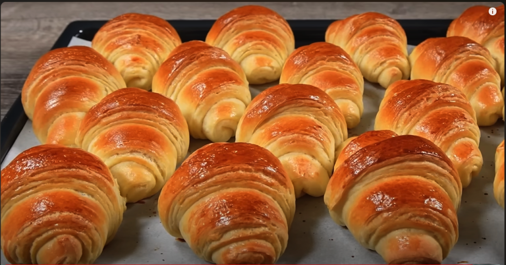 Křehké domácí máslové croissanty z vláčného těsta - Děti je milují!