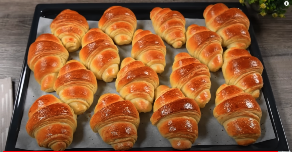 Křehké domácí máslové croissanty z vláčného těsta - Děti je milují!