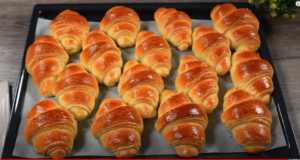 Domácí máslové croissanty z vláčného těsta: Krok za krokem Křehké domácí máslové croissanty z vláčného těsta - Děti je milují!