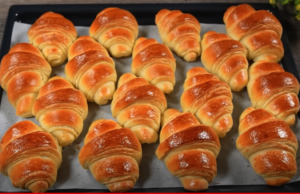 Křehké domácí máslové croissanty z vláčného těsta - Děti je milují!