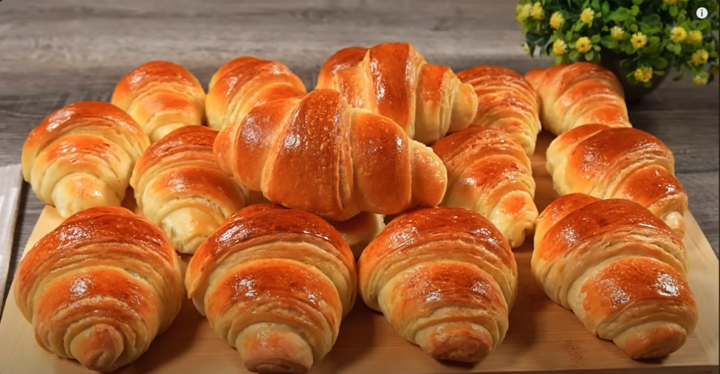 Křehké domácí máslové croissanty z vláčného těsta - Děti je milují!