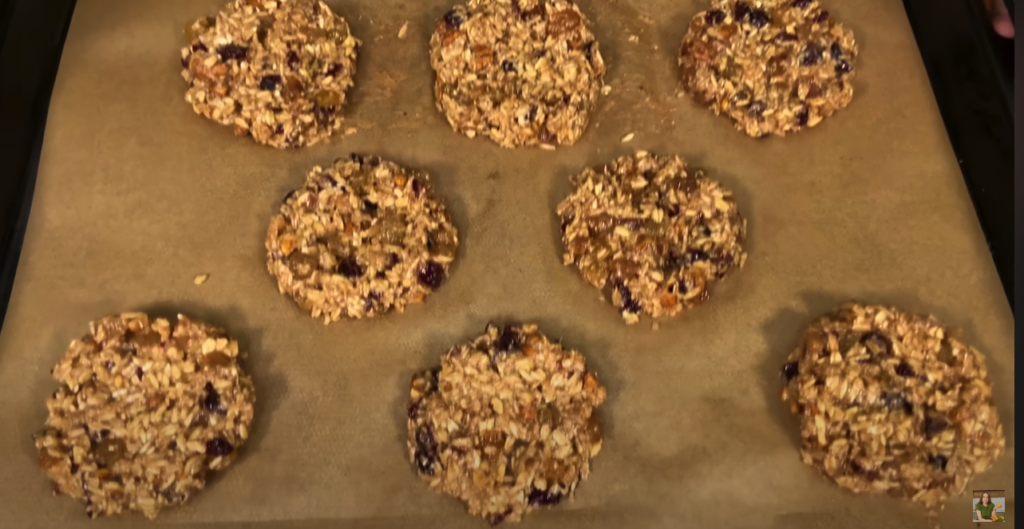 Zdravé cookies sušenky z ovesných vloček, javorového sirupu, ořechů, brusinek a rozinek - Ideální k horkému kakau!