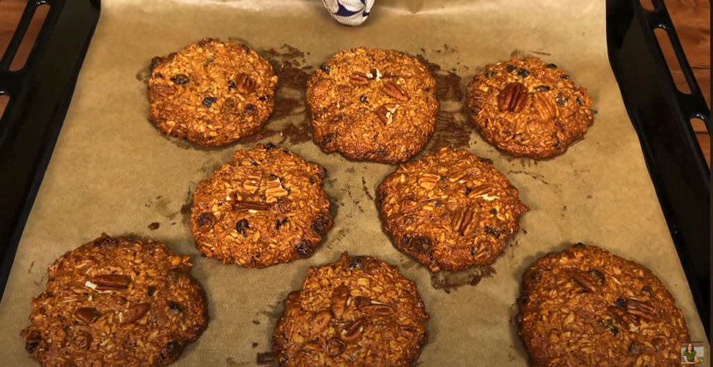 Zdravé cookies sušenky z ovesných vloček, javorového sirupu, ořechů, brusinek a rozinek - Ideální k horkému kakau!