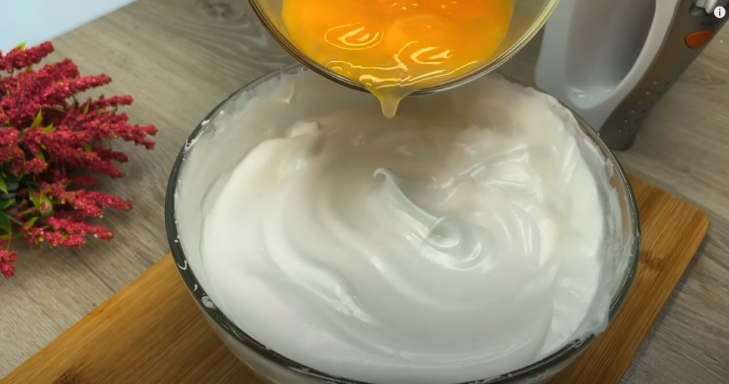 Vrstvená kokosová kostka s bílým jogurtem a mascarpone krémem - Ideální ke kávičce!