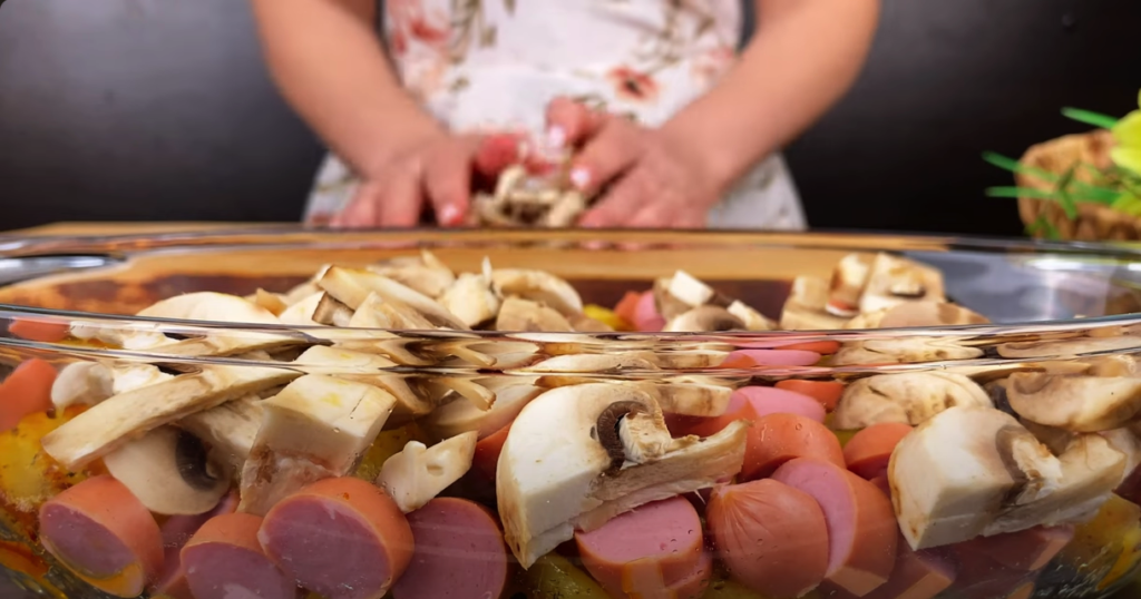 Zapečená bramborová pochoutka se zeleninou, klobásou, vejcem a sýrem - Lahodná večeře na stole!