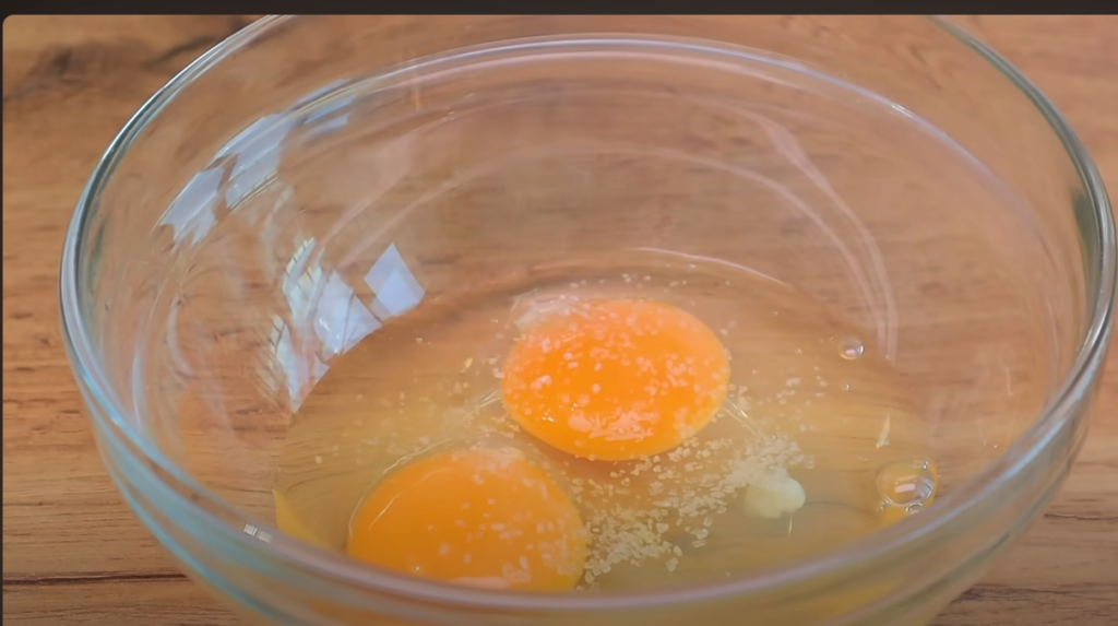 Domácí voňavá zeleninová polévka s masem a noky podávaná s křupavým parmazánovým toastem - Jako od babičky!