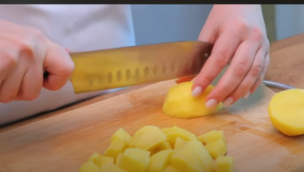 Domácí voňavá zeleninová polévka s masem a noky podávaná s křupavým parmazánovým toastem - Jako od babičky!