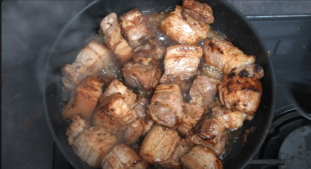 Vepřový bůček v sójovo-ústřicové omáčce s cibulí a citronovou šťávou - Rychlá večeře!