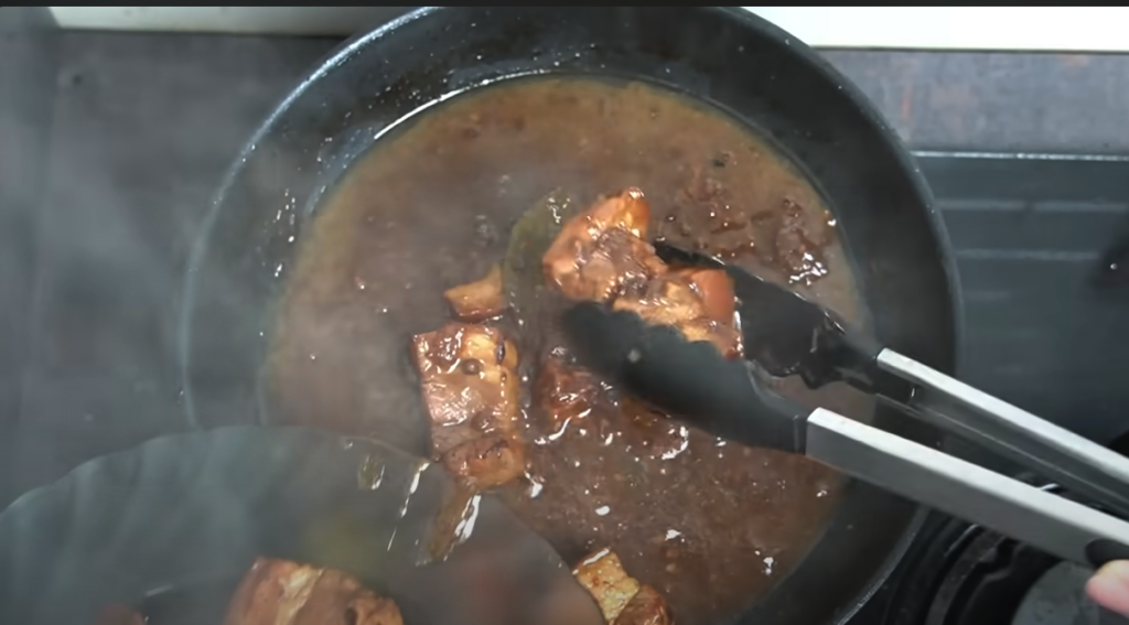 Vepřový bůček v sójovo-ústřicové omáčce s cibulí a citronovou šťávou - Rychlá večeře!