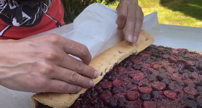 Kouzelná roláda z lesního ovoce a čokoládovo-oříškové polevy