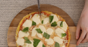 Netradiční pizza z tortillových nudlí s rajčatovou omáčkou a sýrem – Křupavá pochoutka k TV!