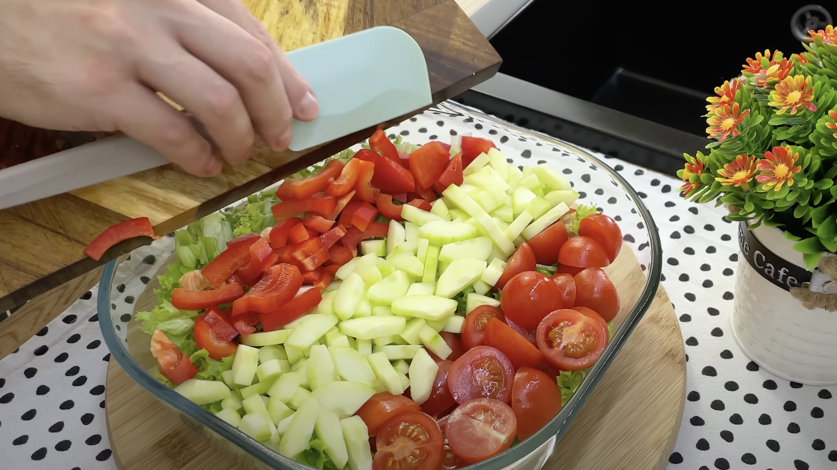 Letní zahradní salát s avokádem, sýrem feta a černými olivami přelitý lehkou zálivkou - Letní lehký oběd!