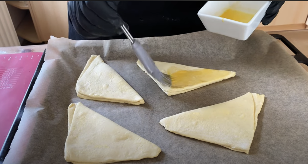 Křupavoučké taštičky z listového těsta se smetanovým mascarpone krémem a jahodami - Delikatesa a nebe v ústech!