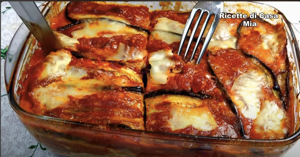 Zapečené vrstvené lilky v rajčatové omáčce s parmazánem a plátkovým sýrem - Jiná verze lasagní!