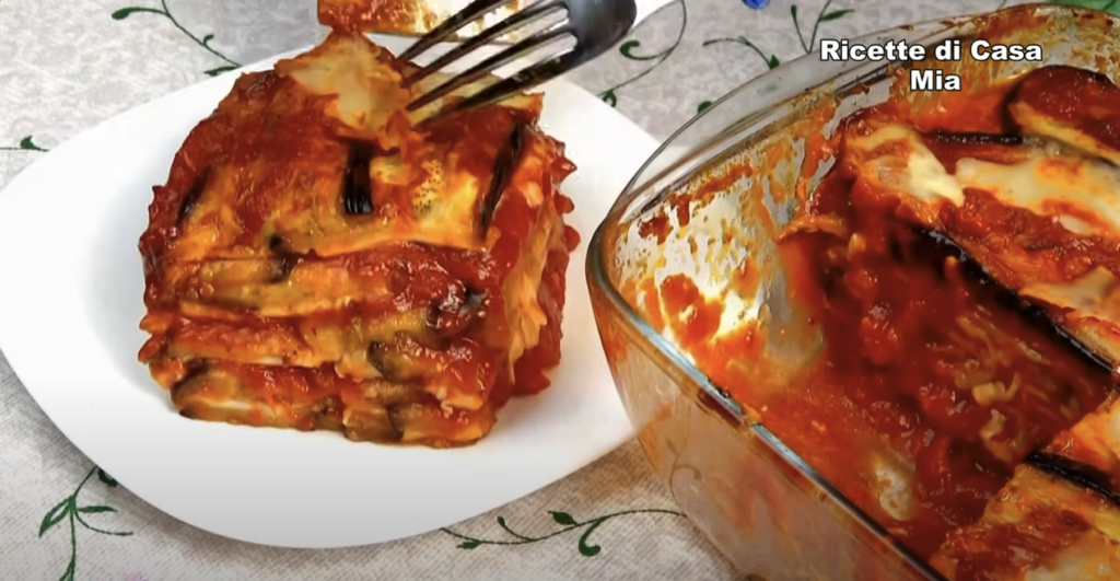 Zapečené vrstvené lilky v rajčatové omáčce s parmazánem a plátkovým sýrem - Jiná verze lasagní!