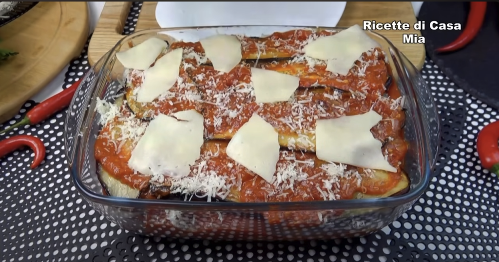 Zapečené vrstvené lilky v rajčatové omáčce s parmazánem a plátkovým sýrem - Jiná verze lasagní!